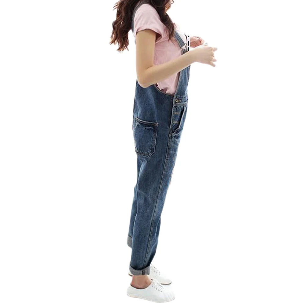 Женский джинсовый комбинезон без рукавов свободный облегающий с дырками и