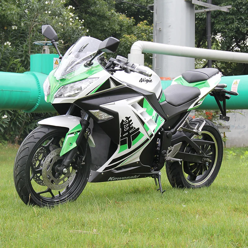 Три цвета большой электрический мотоцикл для взрослых на открытом