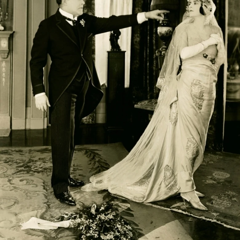 Сережки из золота слева: William Farnum 1922 фотопечать (16x20)|Таблички и знаки| |