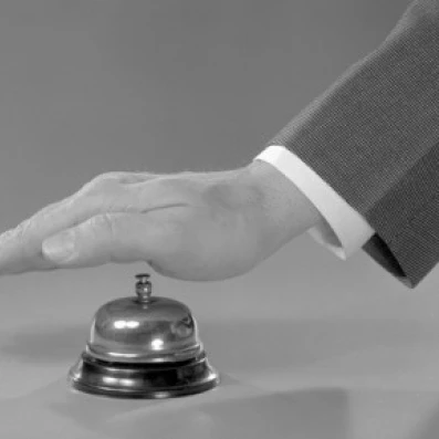 Студийный выстрел мужской ручной звонок Служба Колокол плакат печать