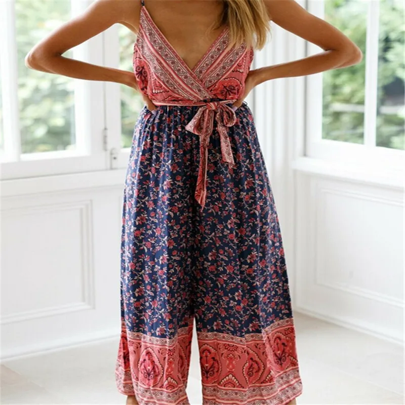 Женский комбинезон на тонких бретельках с глубоким v образным вырезом и