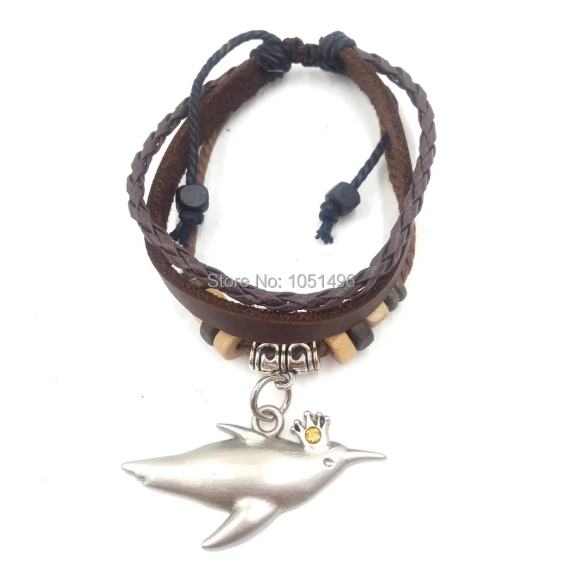 Браслет из искусственной кожи и металлическая подвеска в форме дельфина стиле