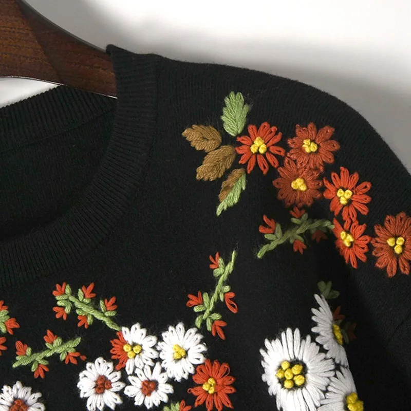 Autumn and winter new fashion retro hand embroidery chrysanthemum sweater women's head | Женская одежда