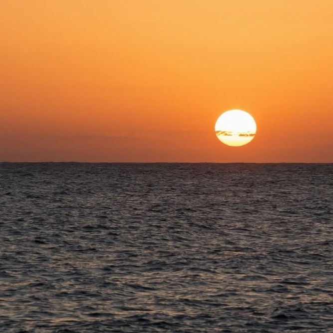 Светящееся солнце над океаном и горизонтом на закате принт плаката Пафос Кипр