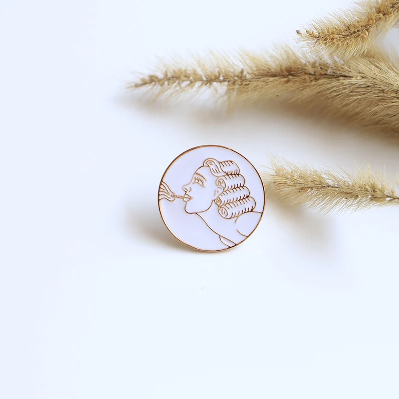 Smoking Woman Brooches Golden Lines Round Enamel Pin for Boys Girls Lapel Pin Hat/bag Pins Denim Jacket Women Brooch Badge S4518
