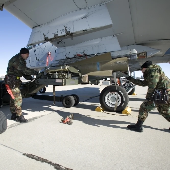 Обслуживание экипажа загружает AGM 65 Maverick Ракета на A 10 Thunderbolt плакат печать