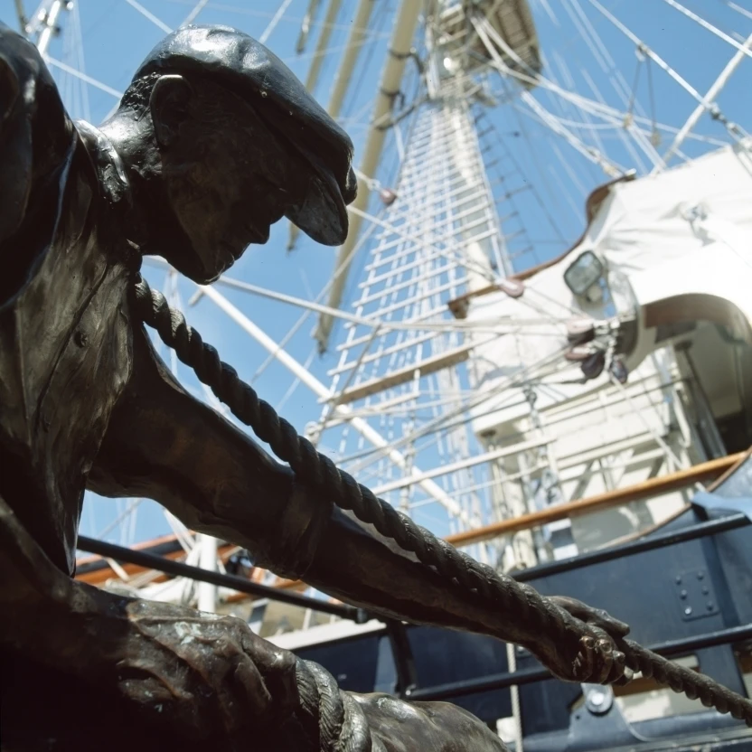 Пристань сэра Джона рогерсона Дублин Ирландия Stevadore sculpture And постер с кораблем Print