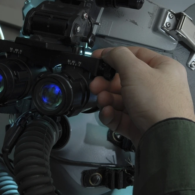 Airman настраивает eyespan на пару ночного видения очки плакат печать (16x11)|Таблички и