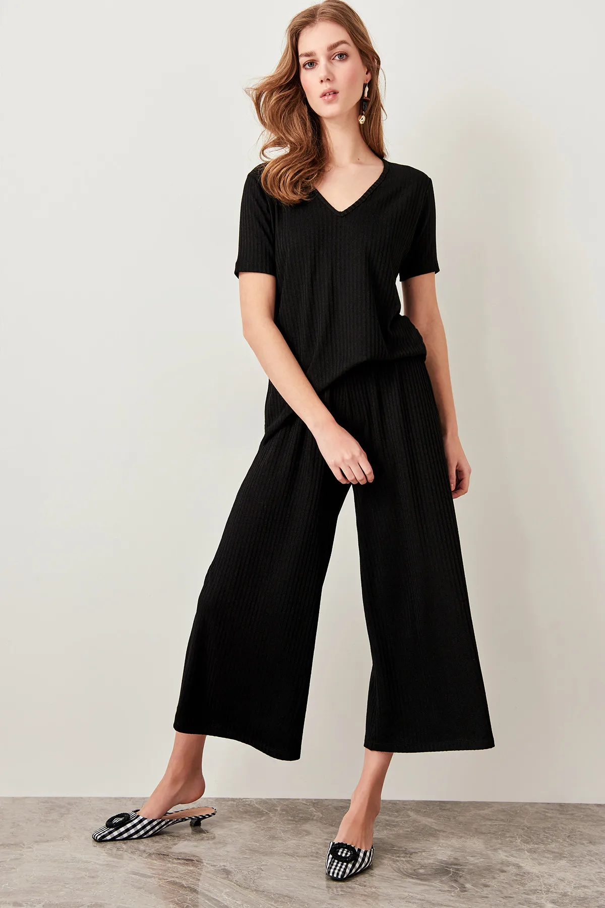Черные трикотажные брюки Trendyol TWOSS19FV0080|Брюки| |