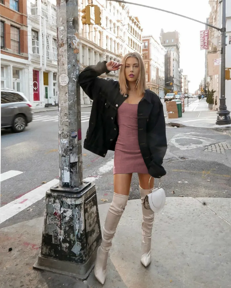 Женское облегающее платье на бретельках uгостя прямое клетчатое выше колена без