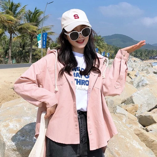 Женская джинсовая куртка розовая с лацканами карамельных цветов в корейском и