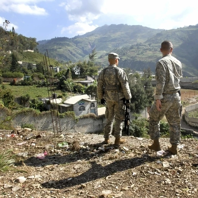 Военная помощь в Гаити после разрушительного землетрясения плакат печать