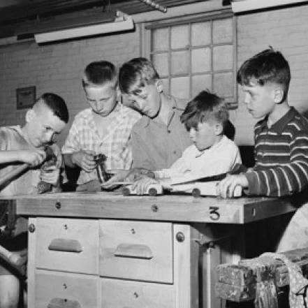 Пять детей производящих ремесленные изделия в художественном и ремесленном