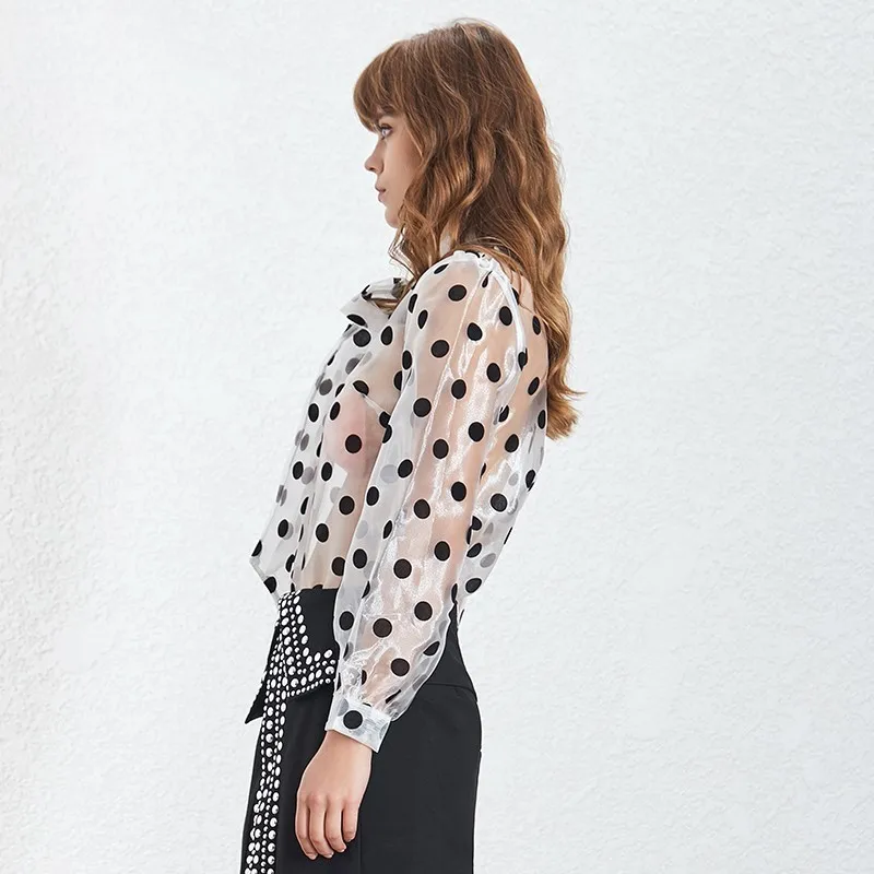 Женская блузка в горошек TWOTWINSTYLE летняя свободного кроя с воротником бантом и