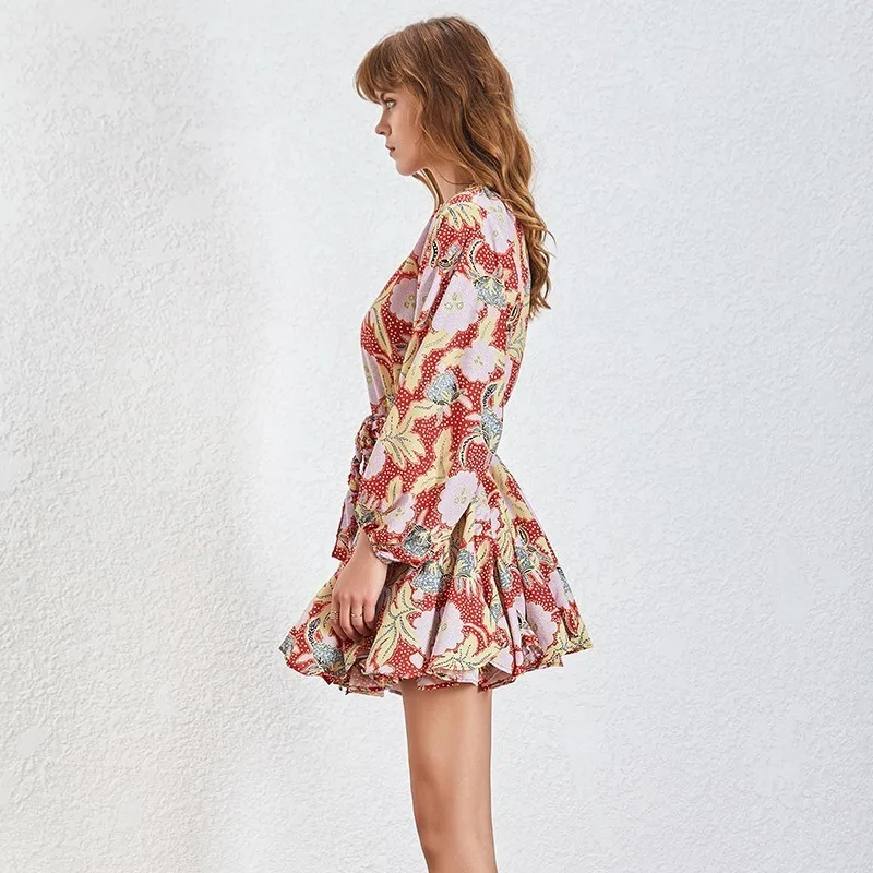 Короткое платье TWOTWINSTYLE с круглым вырезом и длинным рукавом высокой талией