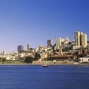 Море с городом в фоновом режиме Coit Tower Ghirardelli Square Сан-Франциско Калифорния США
