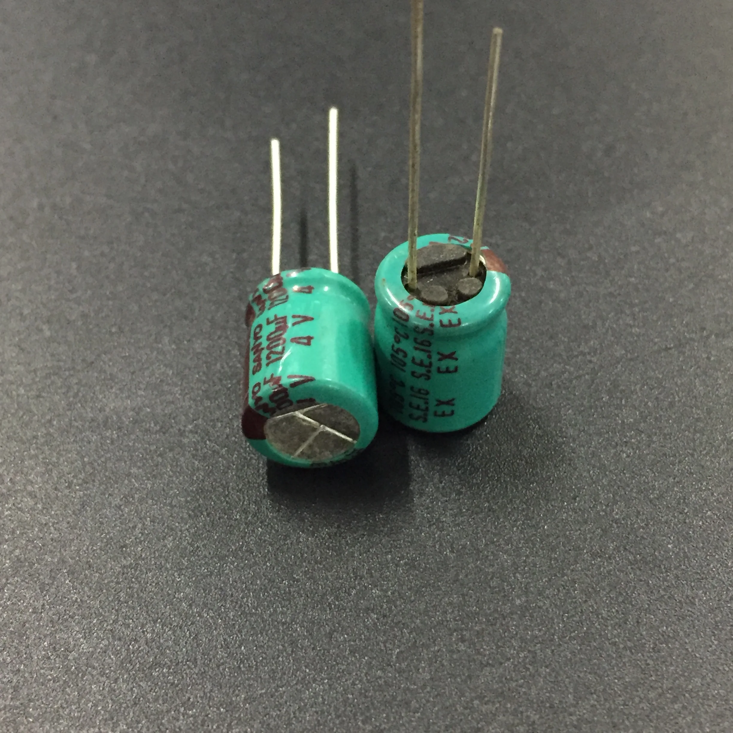 10 шт./100 шт. 1200 мкФ 4 в SANYO EX 10x12 5 мм 4v1200мкф Высший сорт твердый конденсатор |