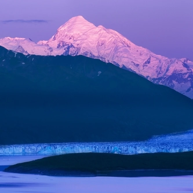Alpenglow @ Dusk на Mt Fairweather над Alsek Lake Glacier Bay National Park Юго Восточная Аляска плакат печать