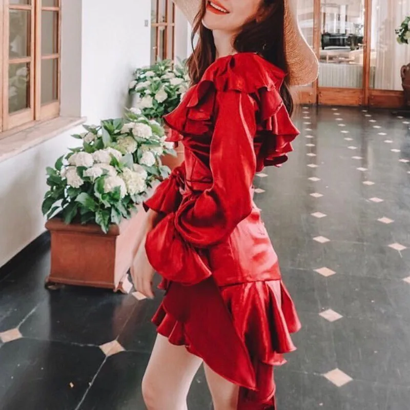 TWOTWINSTYLE Асимметричный атласные платья Женские V шеи Flare с длинным рукавом повязку