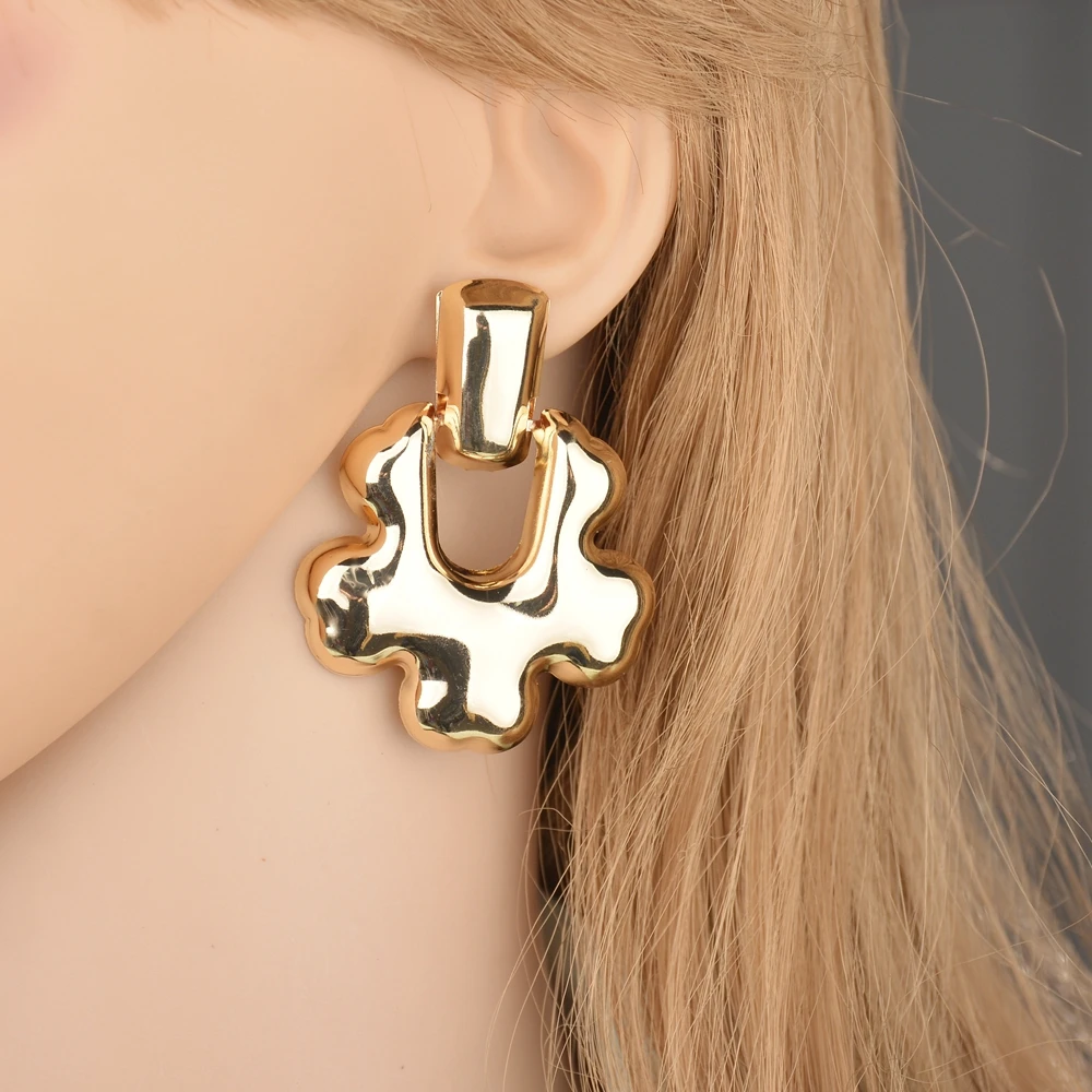 Женские крупные металлические серьги подвески UAM золотистые яркие Висячие