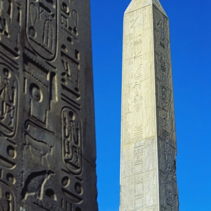 Обелиск Хатшепсут с деталь обелиск Тутмос я на переднем плане. Постер