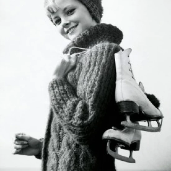 Портрет девушки подростка несущей пару коньков плакат печать (18x24)|Таблички и