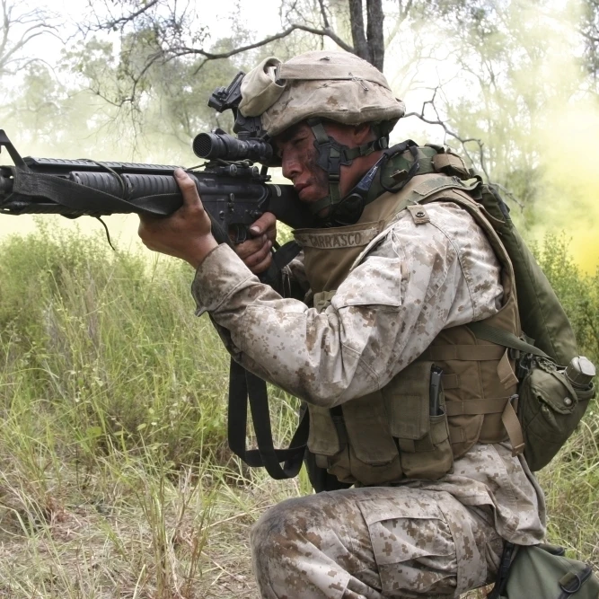 Стрелок срабатывает его M16A-4 службы винтовка плакат печать (16x11) | Дом и сад