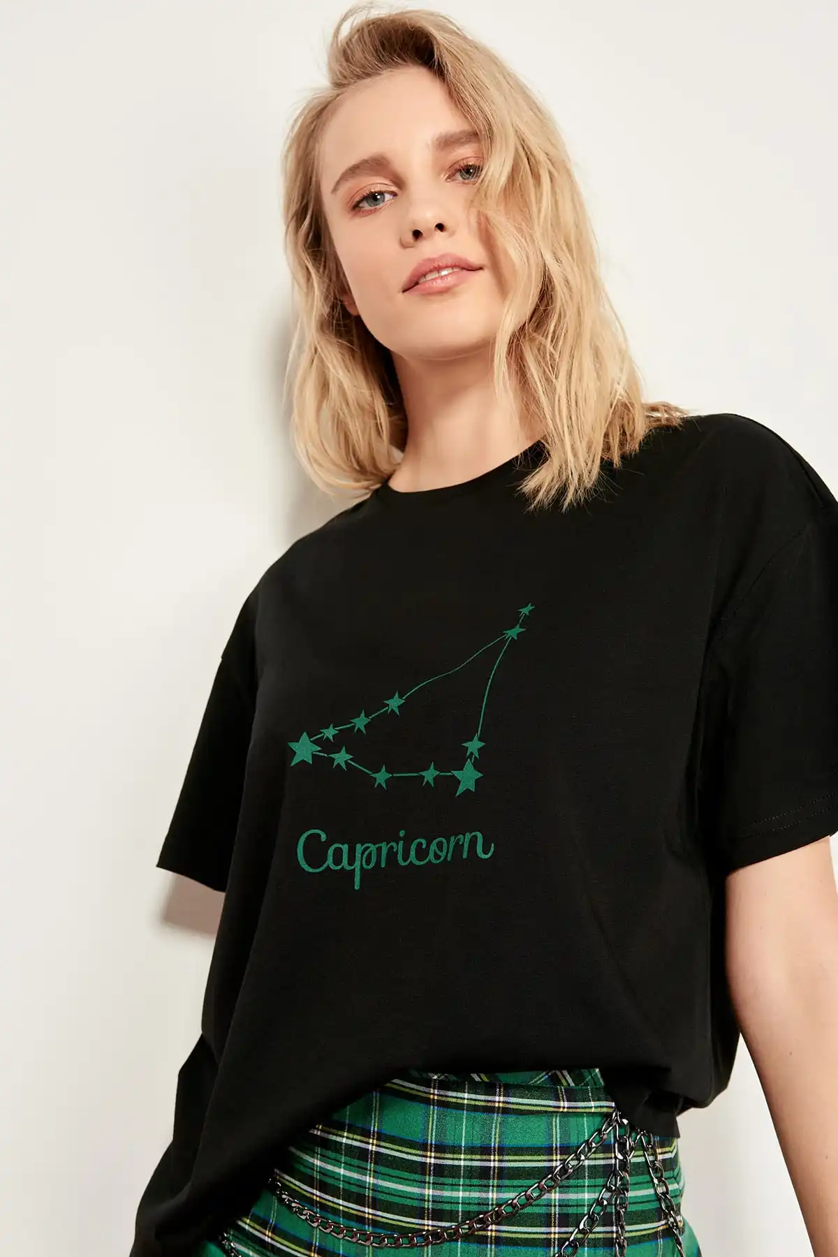 Trendyol черные трикотажные футболки с принтом Козерога Boyfriend TCLSS19GS0029 | Женская