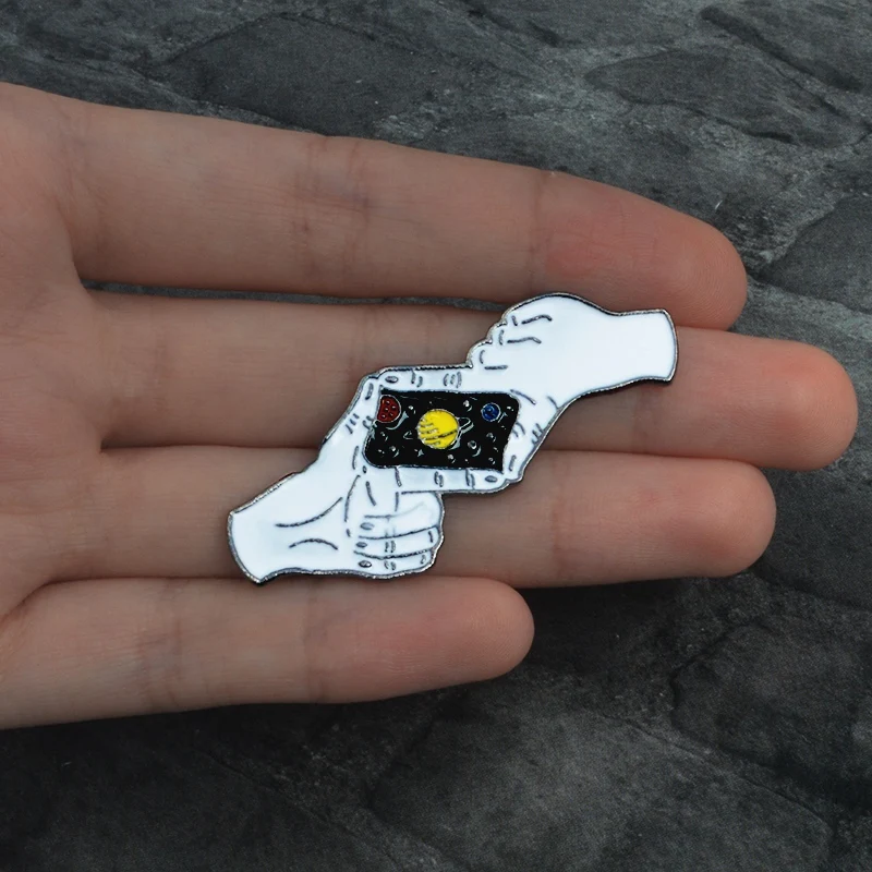 Good Night Saturn Space Pin Planet фотографирующая брошь с жестом для детей шапка рюкзак
