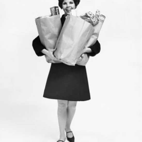 Портрет женщины среднего возраста несущей продукты плакат печать (18x24)|Таблички и