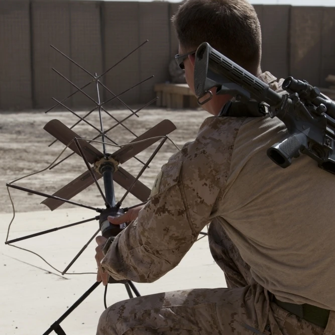 Американский морской пехотинец передает спутниковую связь антенна плакат