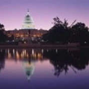 Отражение здания правительства в здании Капитолия озера Вашингтон DC США плакат