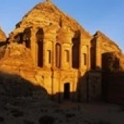 Глубокие тени в монастыре Al Deir Temple Wadi Musa Petra плакат Джордан Print (18x6) | Дом и сад