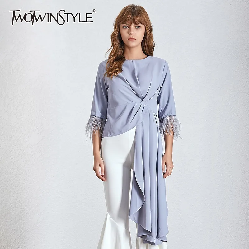 Женская асимметричная рубашка TWOTWINSTYLE голубая повседневная короткая с подолом и