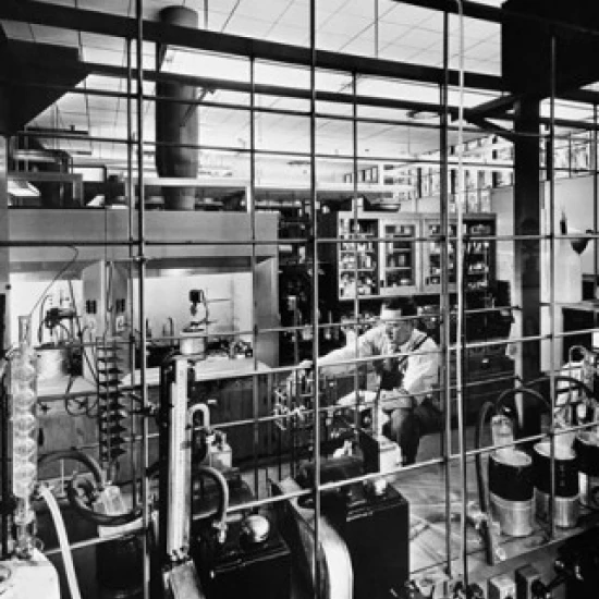 Ученый работающий в лаборатории физических исследований Dow Chemical Company Poster Print (18x24) |