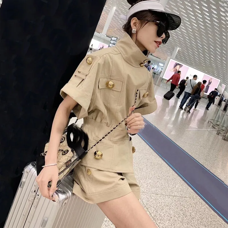 TWOTWINSTYLE летний Однотонный женский костюм на пуговицах с коротким рукавом
