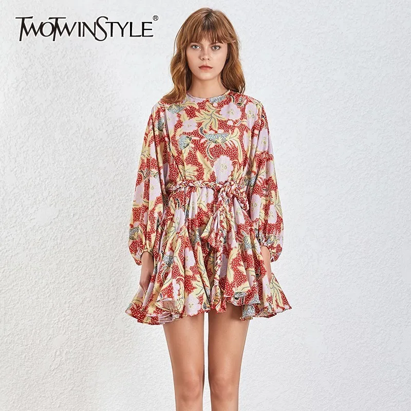 Короткое платье TWOTWINSTYLE с круглым вырезом и длинным рукавом высокой талией