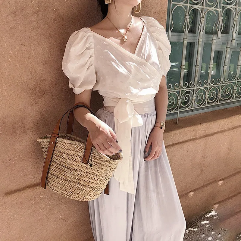 Женская блузка TWOTWINSTYLE весенняя с треугольным вырезом и бантом на шнурках