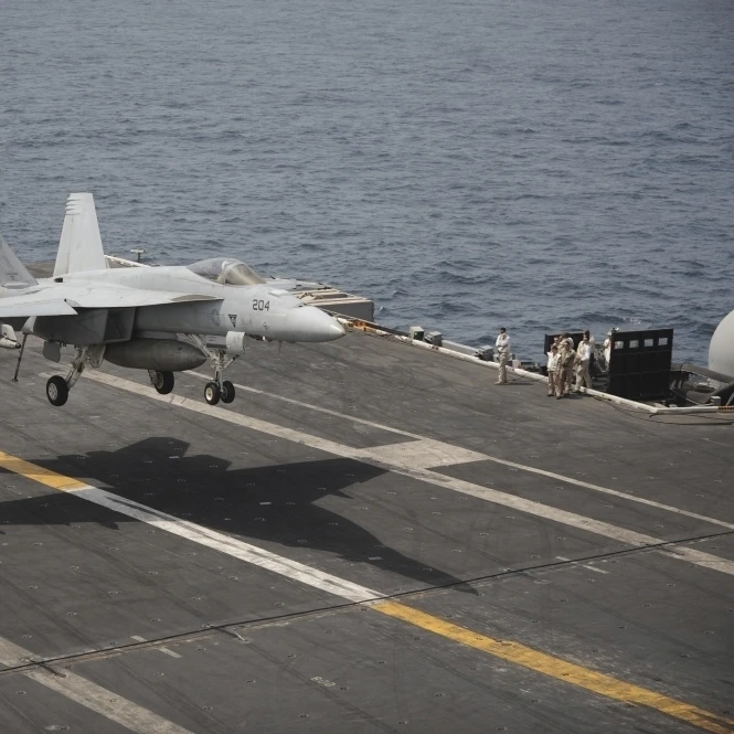 An F/A 18E супер Hornet земли на борту авианосец USS Nimitz плакат Принт (34x22)|Таблички и знаки|