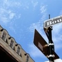 Название улицы вывеска на полюсе Bourbon Street французский рынок квартал Новый Орлеан
