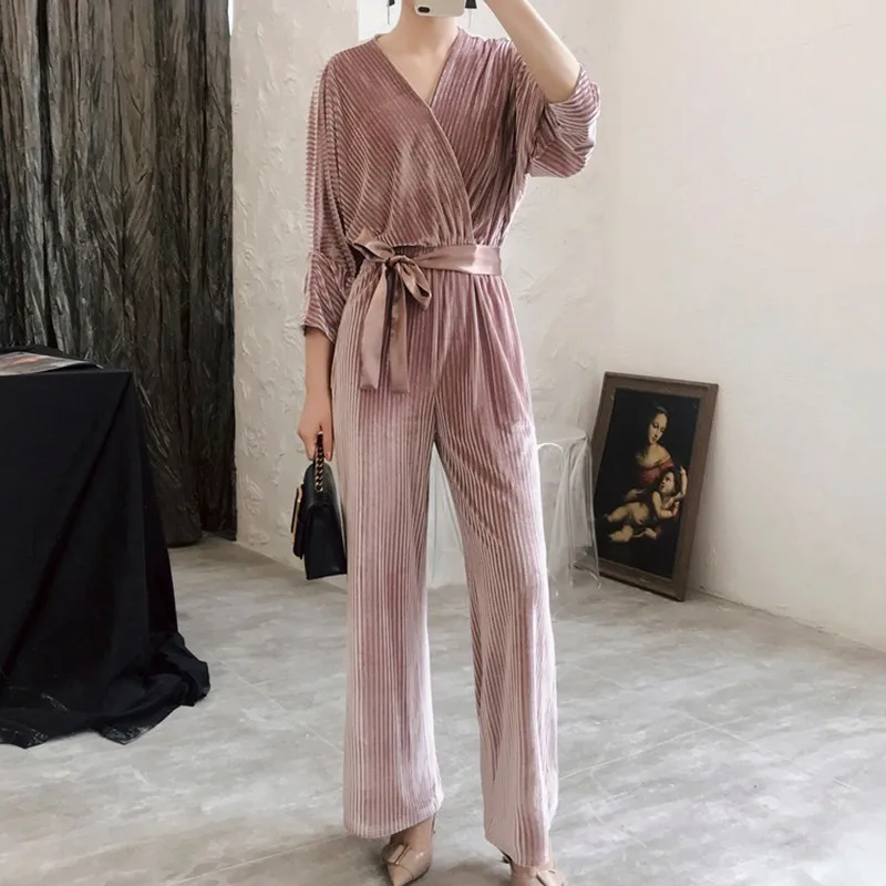 Женский велюровый комбинезон TWOTWINSTYLE с v-образным вырезом на шнуровке широкими