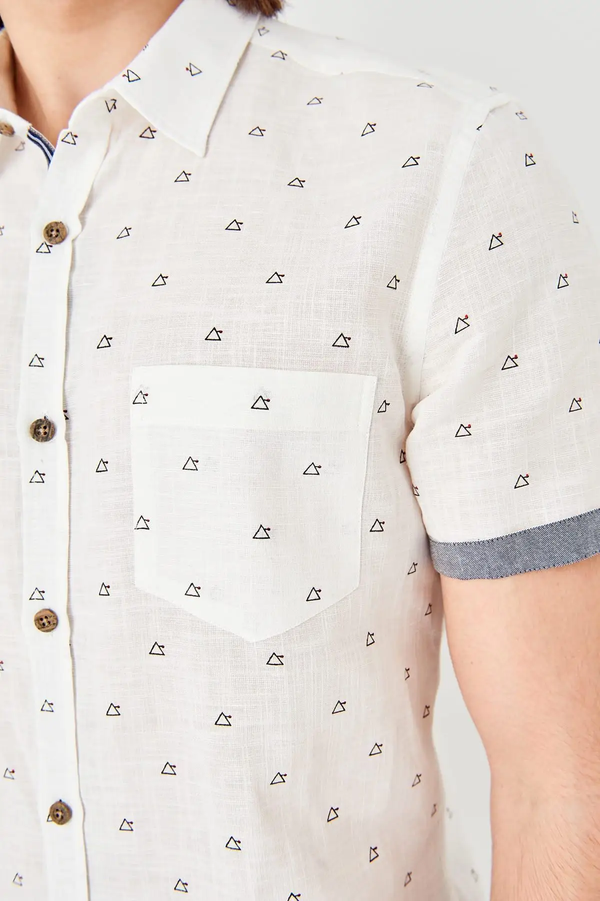 Trendyol New White Male Pattern Short-Sleeve Slim Fit Shirt TMNSS19FO0043 |