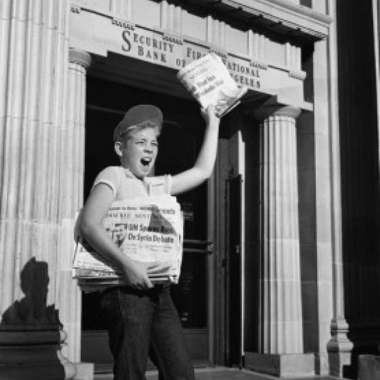 Мальчик продает газеты перед печатью строительный плакат (18x24)|Таблички и знаки| |