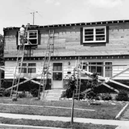 Человек добавляя dormers к печати плакат-наклейка для дома (18x24) | Дом и сад