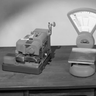 Механическое устройство и весовые весы на настольном плакате (18x24) | Дом сад