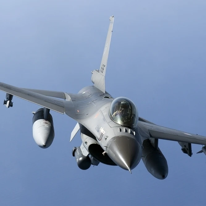 Голландский F 16AM во время боевого воздушного патруля вылет над средиземноморским
