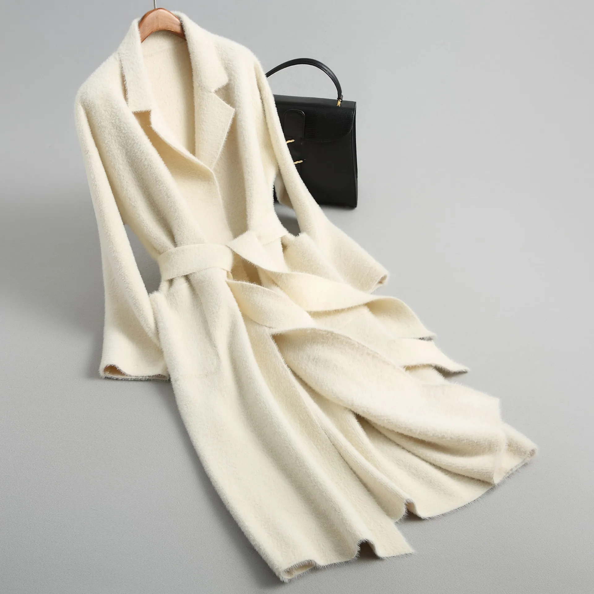 Зимнее пальто женское однотонное длинное с поясом вязаное из искусственного