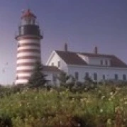 Низкий угол обзора Маяк West Quoddy Head Lubec Вашингтон округ Мэн США плакат печать