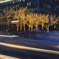 Движение на улице ночью Sixth Avenue Manhattan NYC Нью-Йорк штат США плакат печать (36x13) | Дом и