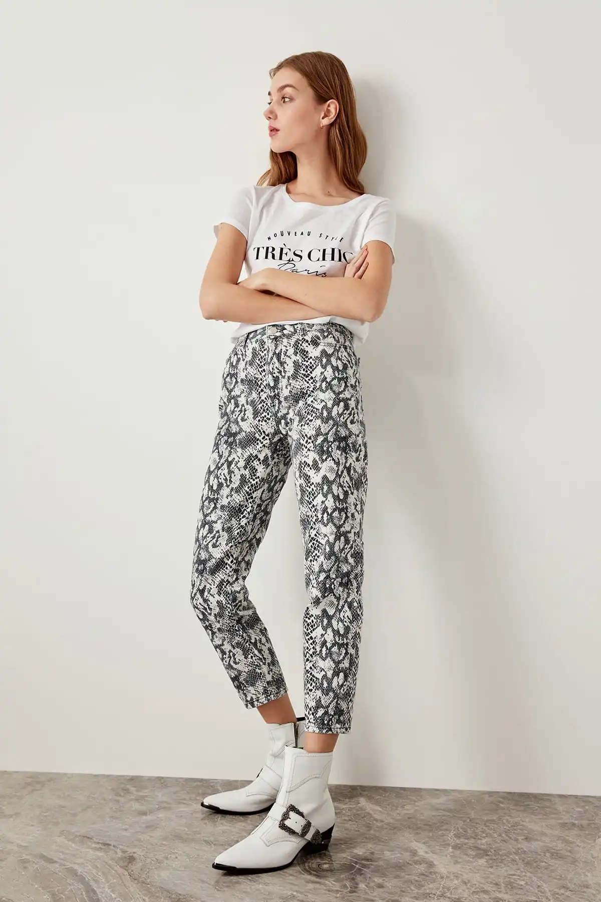 Trendyol/белые джинсы с высокой талией и рисунком змеи Mom TCLAW19LR0156| |